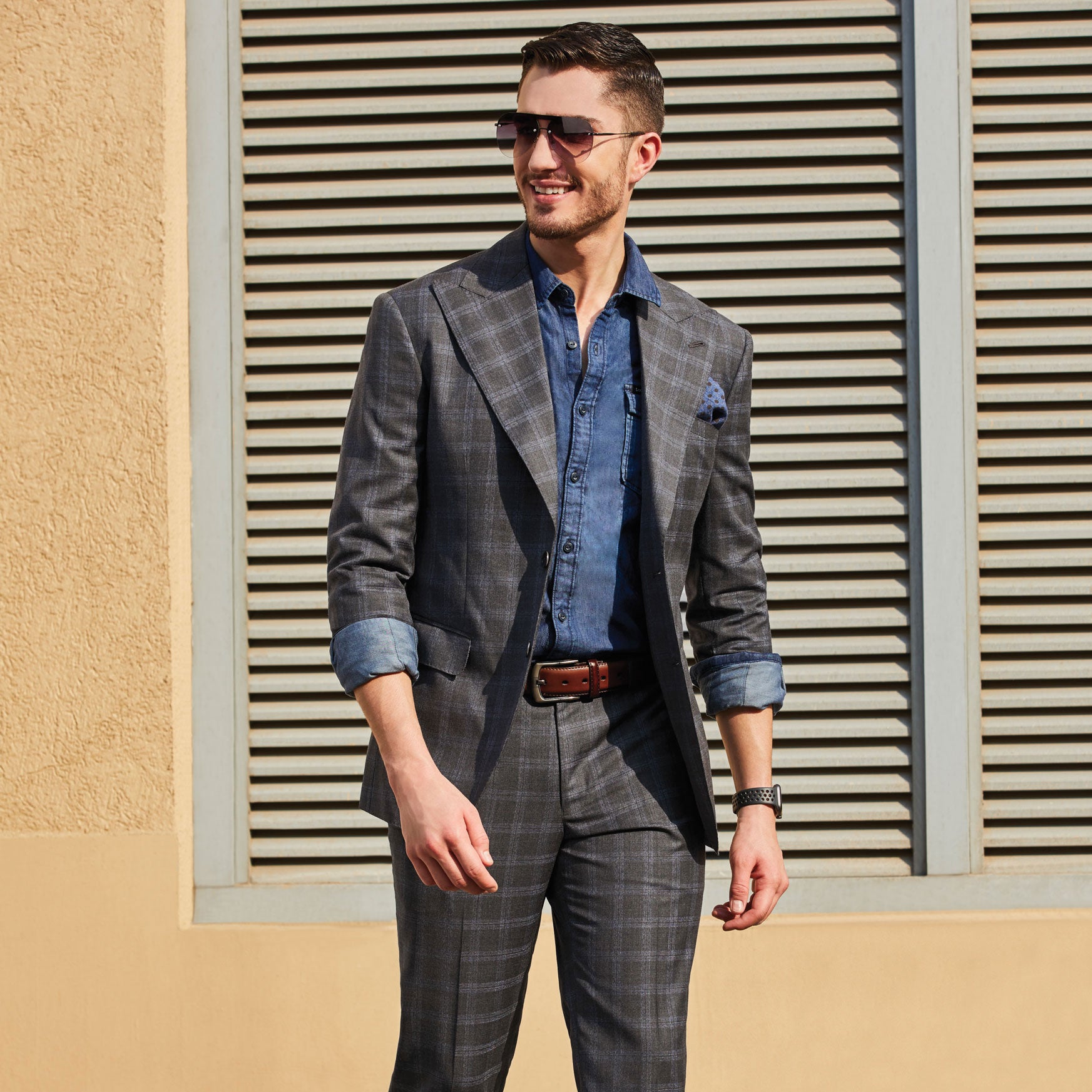 CHARCOAL GREY CHECKED COAT SINGLE BREASTED WITH BROAD LAPEL.