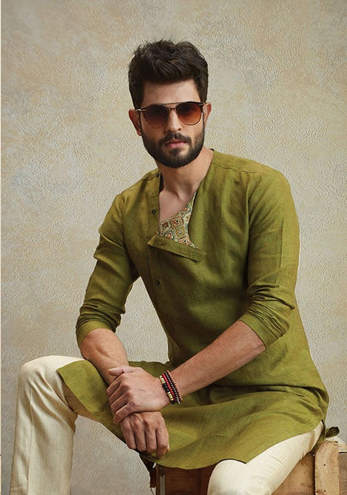 CHAMBREY KURTA WITH PRINTED FABRIC ON THE REVERSE FLAP.